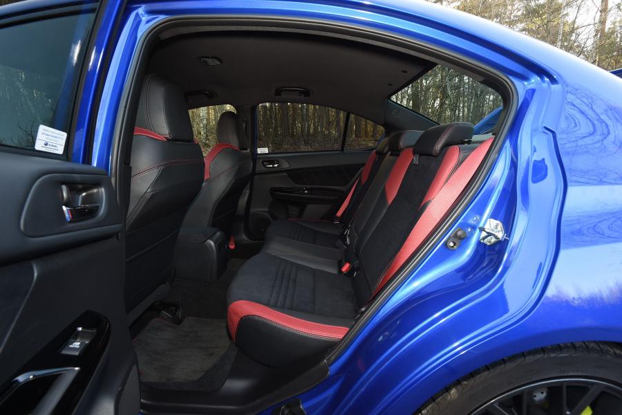 Интерьер Subaru WRX STI Final Edition 2018 года  (UK) (фото 10 из 14)